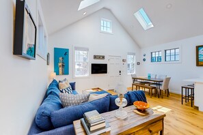 TV, books - Temporary oasis with custom touches, enclosed yard, grill, and washer/dryer (Provincetown)