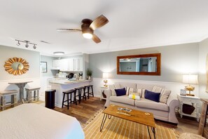 Internet, bed sheets - Dog-friendly charming beach condo with pool, hot tub, sauna, deck & water access (Destin)