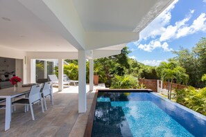 Outdoor dining - Villa Livity 6 Bed Luxury Sea View boutique villa (Pelican)