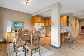 Dining - Sunlit, mountain view condo with a fireplace plus on-site pool & hot tub (Vail)