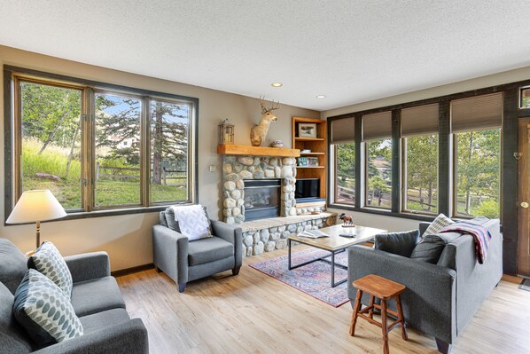 TV, fireplace - Sunlit, mountain view condo with a fireplace plus on-site pool & hot tub (Vail)