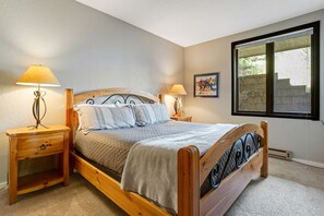 3 bedrooms, iron/ironing board, internet, bed sheets - Sunlit, mountain view condo with a fireplace plus on-site pool & hot tub (Vail)