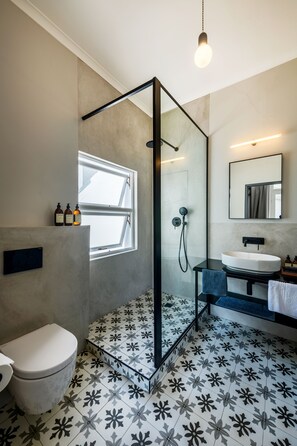 Exclusive-Doppel- oder -Zweibettzimmer, Balkon, Hügelblick | Badezimmer | Designer-Toilettenartikel, Haartrockner, Handtücher, Seife