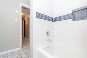 Dusche, Haartrockner, Seife, Shampoo