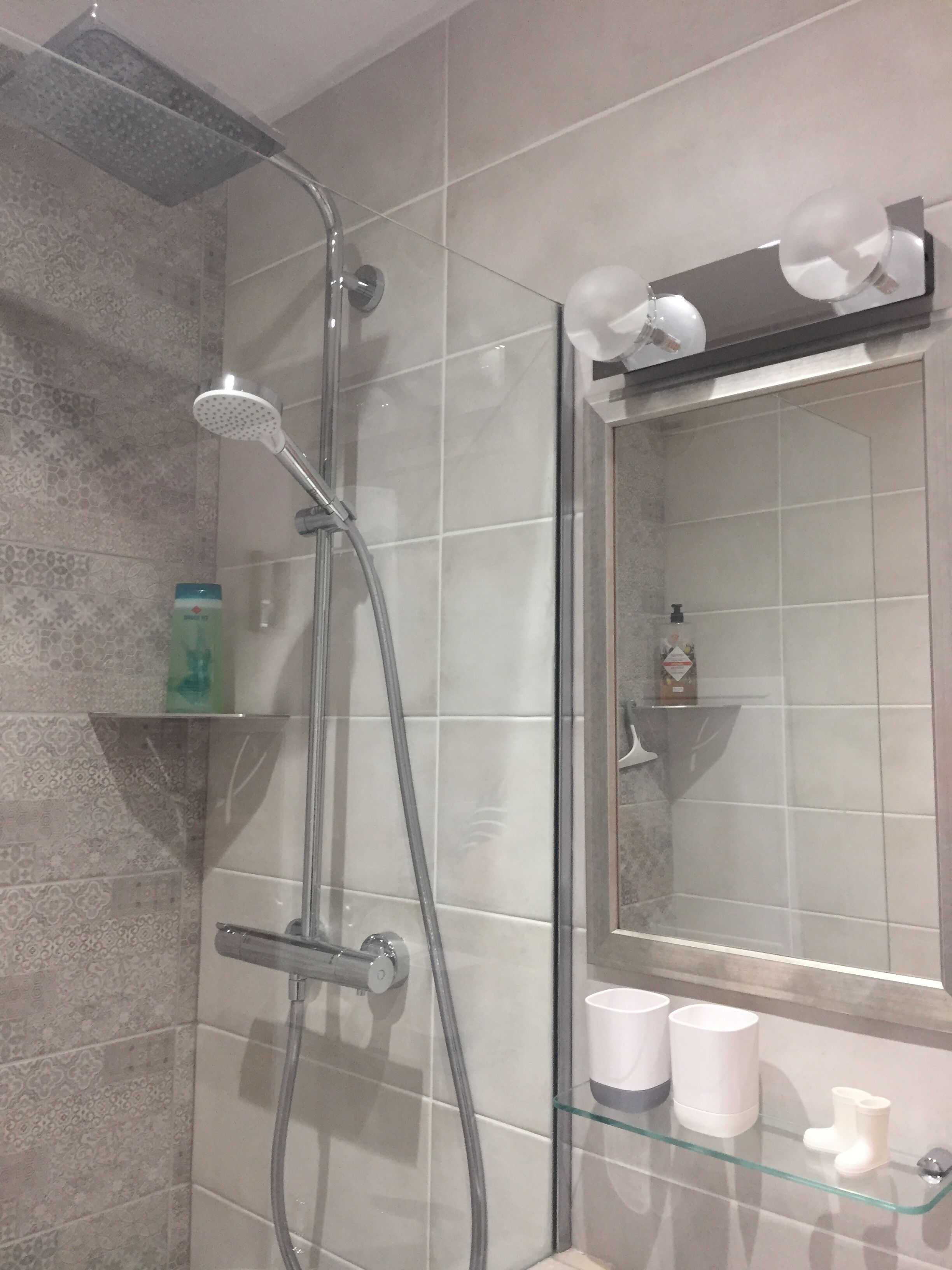 Een douche, een haardroger, handdoeken, zeep