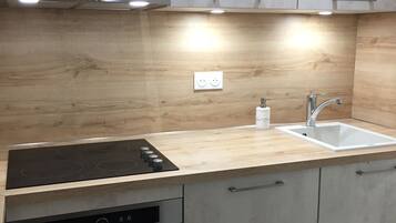 Réfrigérateur, micro-ondes, plaque de cuisson, cafetiÚre/bouilloire