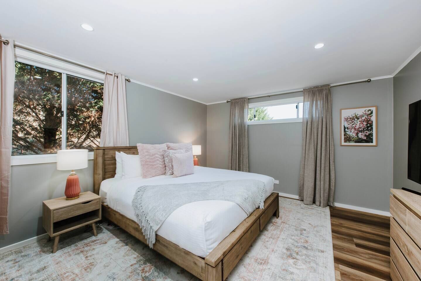 6 Schlafzimmer, Schreibtisch, Bügeleisen/Bügelbrett, Reisekinderbett