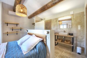 4 slaapkamers, een strijkplank/strijkijzer, reisbedje, gratis wifi