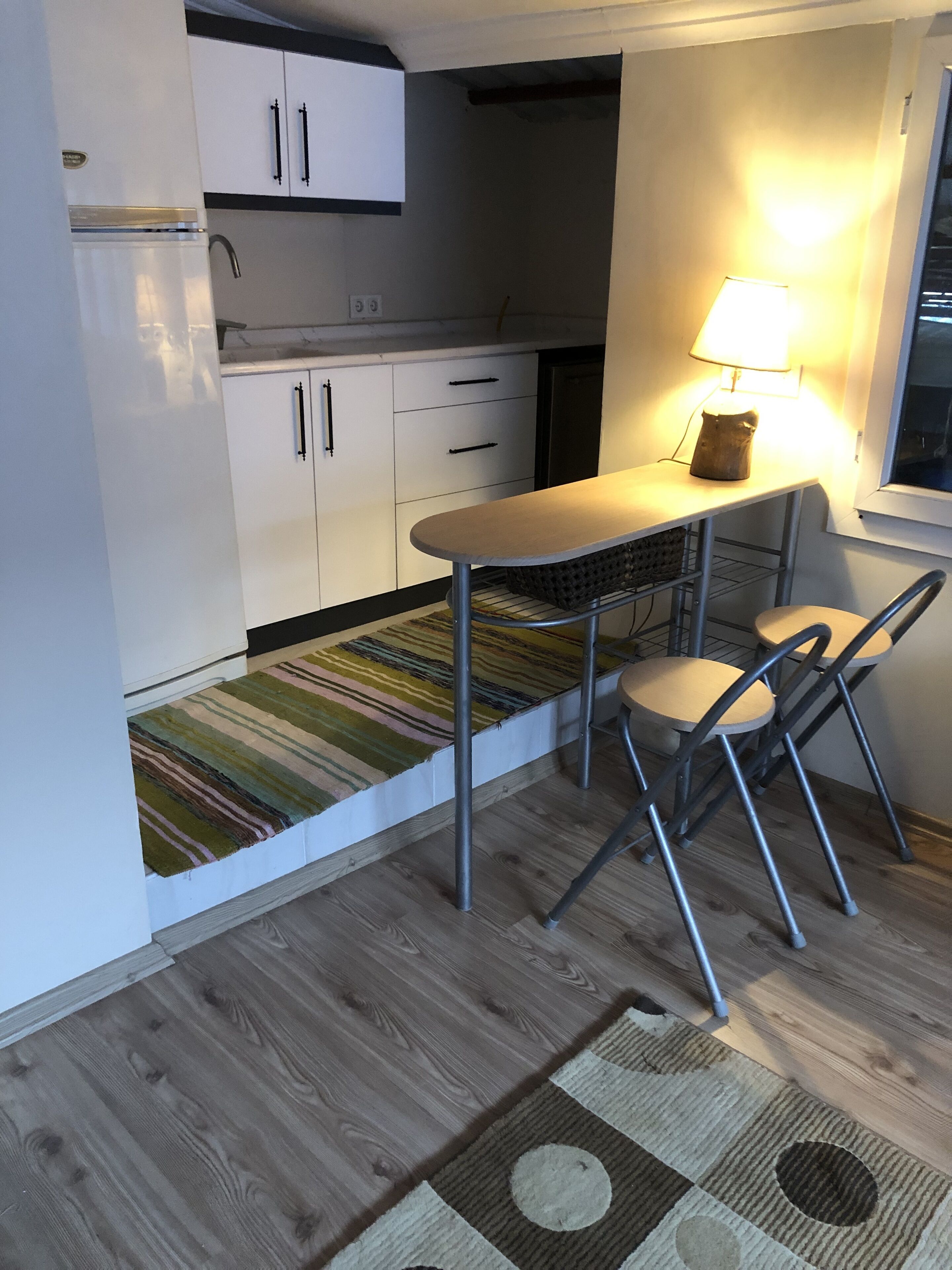 Refrigerador, microondas, placa de cocina