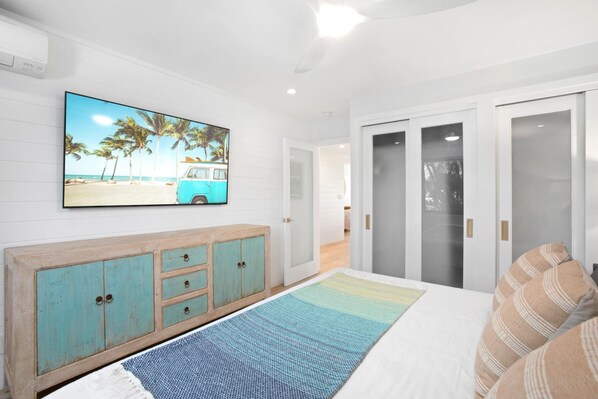 1 غرفة نوم وأغطية فراش متميزة ومكواة/لوح كي وسرير سفر