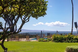 Ein Poolbereich mit Blick auf das Meer und die Berge.