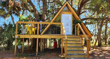 "A" Secluded Quiet Oasis Treehouse w/ Beach Pass