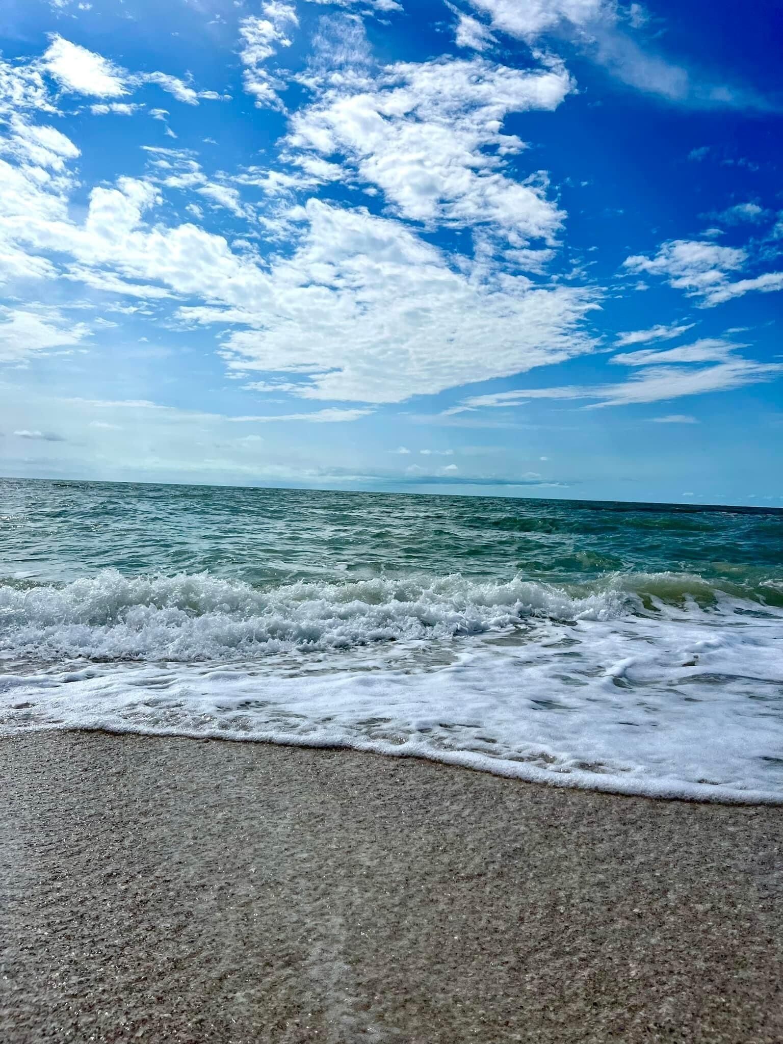 Beach nearby, sun loungers, beach towels