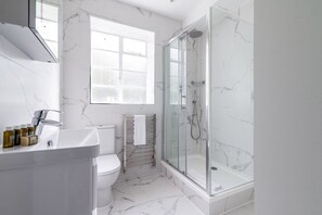 Dusche, umweltfreundliche Kosmetikartikel, Handtücher, Seife
