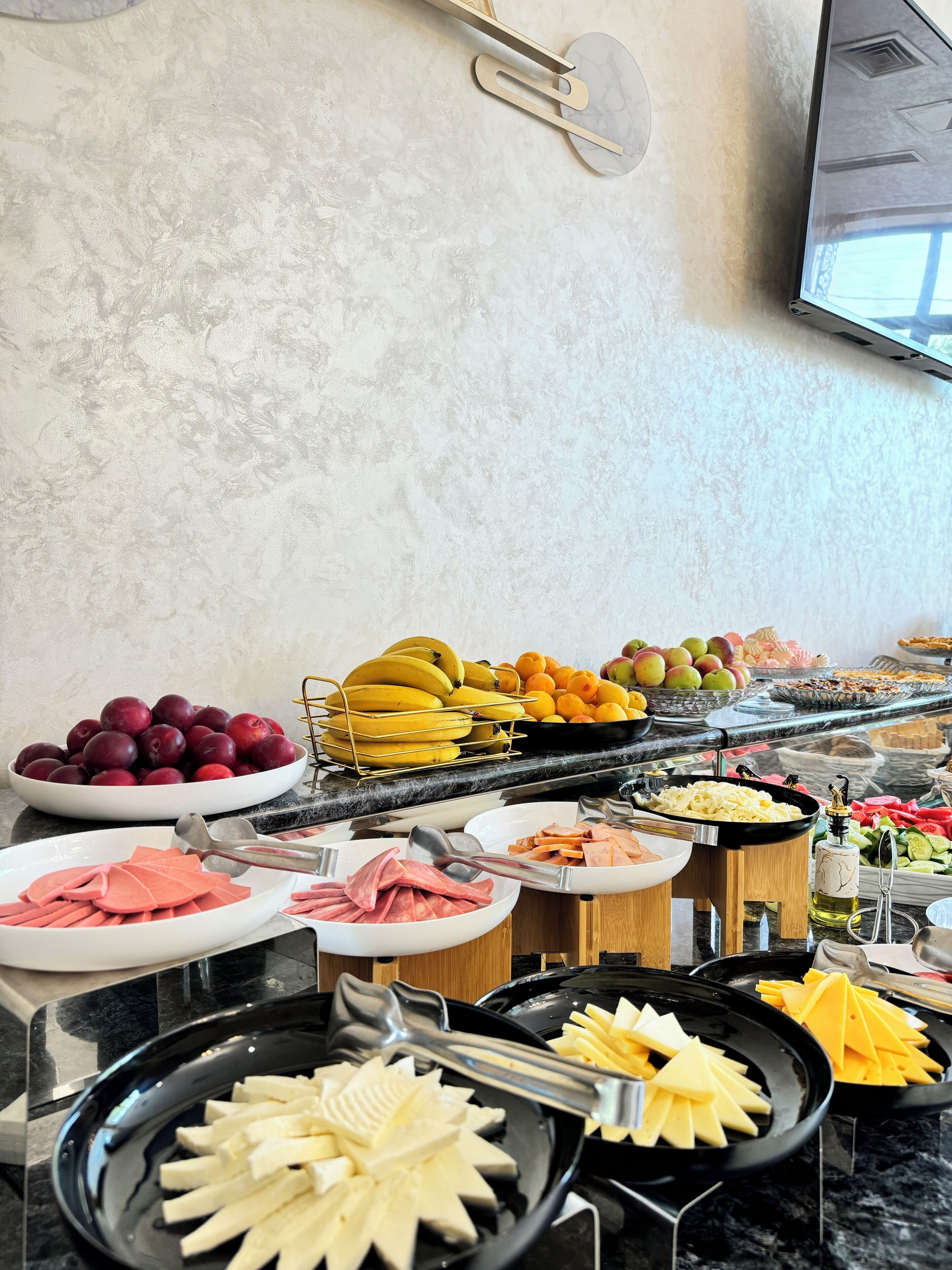 อาหารเช้าแบบบุฟเฟ่ต์ทุกวัน (USD 5 ต่อคน)