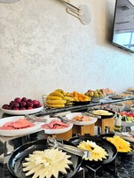 Se ofrece un desayuno bufé todos los días (por un coste adicional)