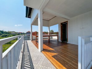 Outdoor dining - Sunny Apartico Villa (Ungasan)
