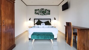 A bedroom with a bed, bedside tables, a desk, and a wardrobe. - Sunny Apartico Villa (Ungasan)