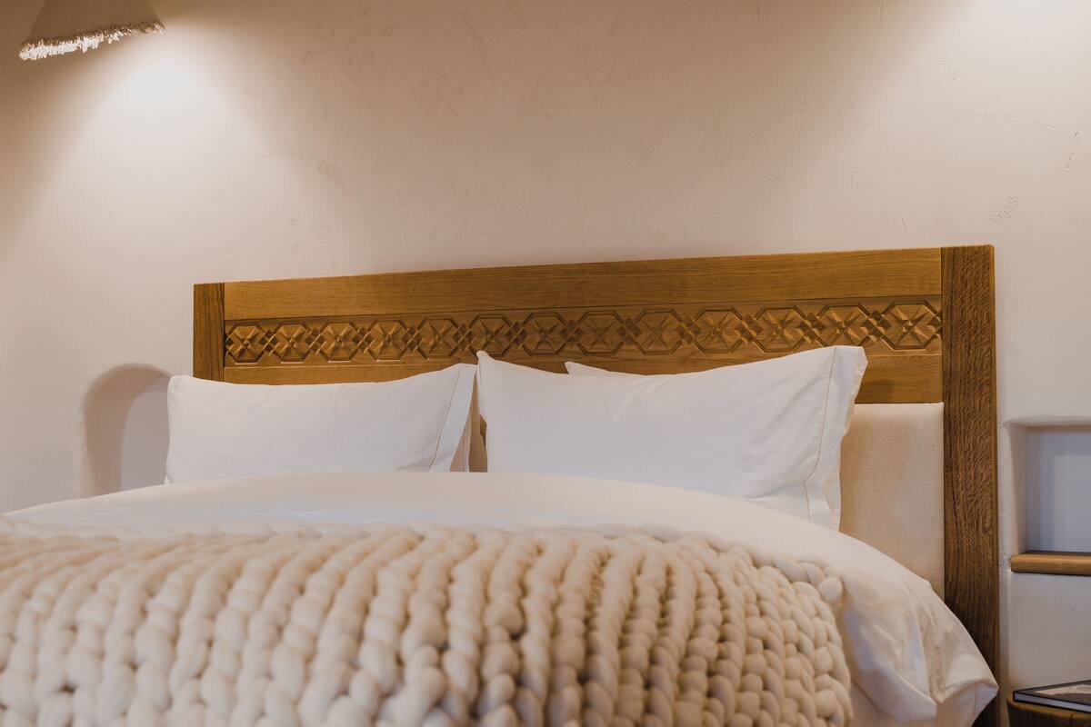 Literie hypoallergénique, lit avec matelas en mousse à mémoire, minibar