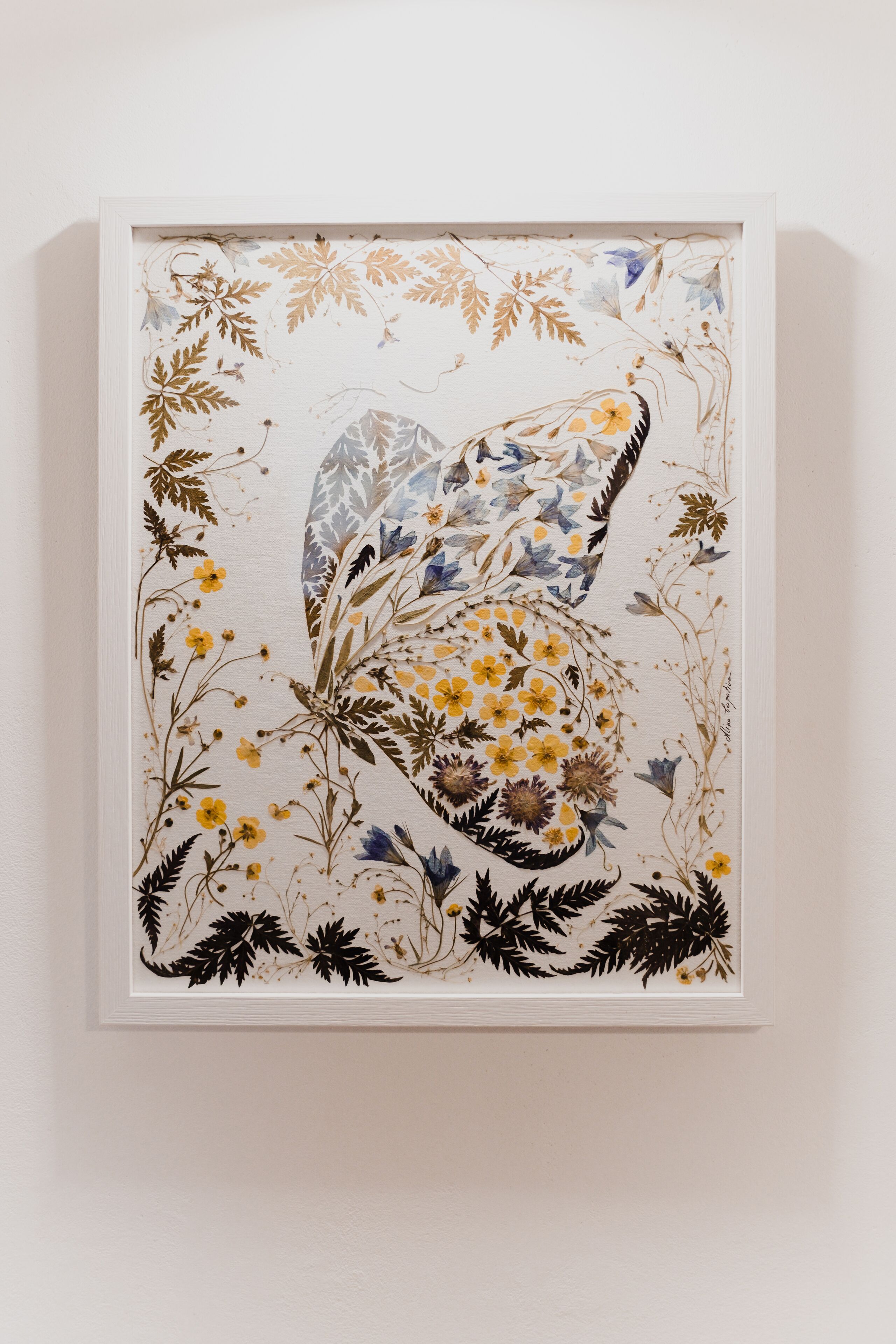 Una obra de arte enmarcadas con diseño floral y abstracto.
