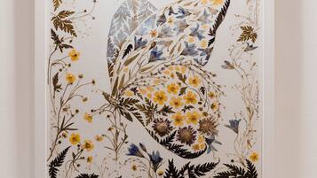 Una obra de arte enmarcadas con diseño floral y abstracto.