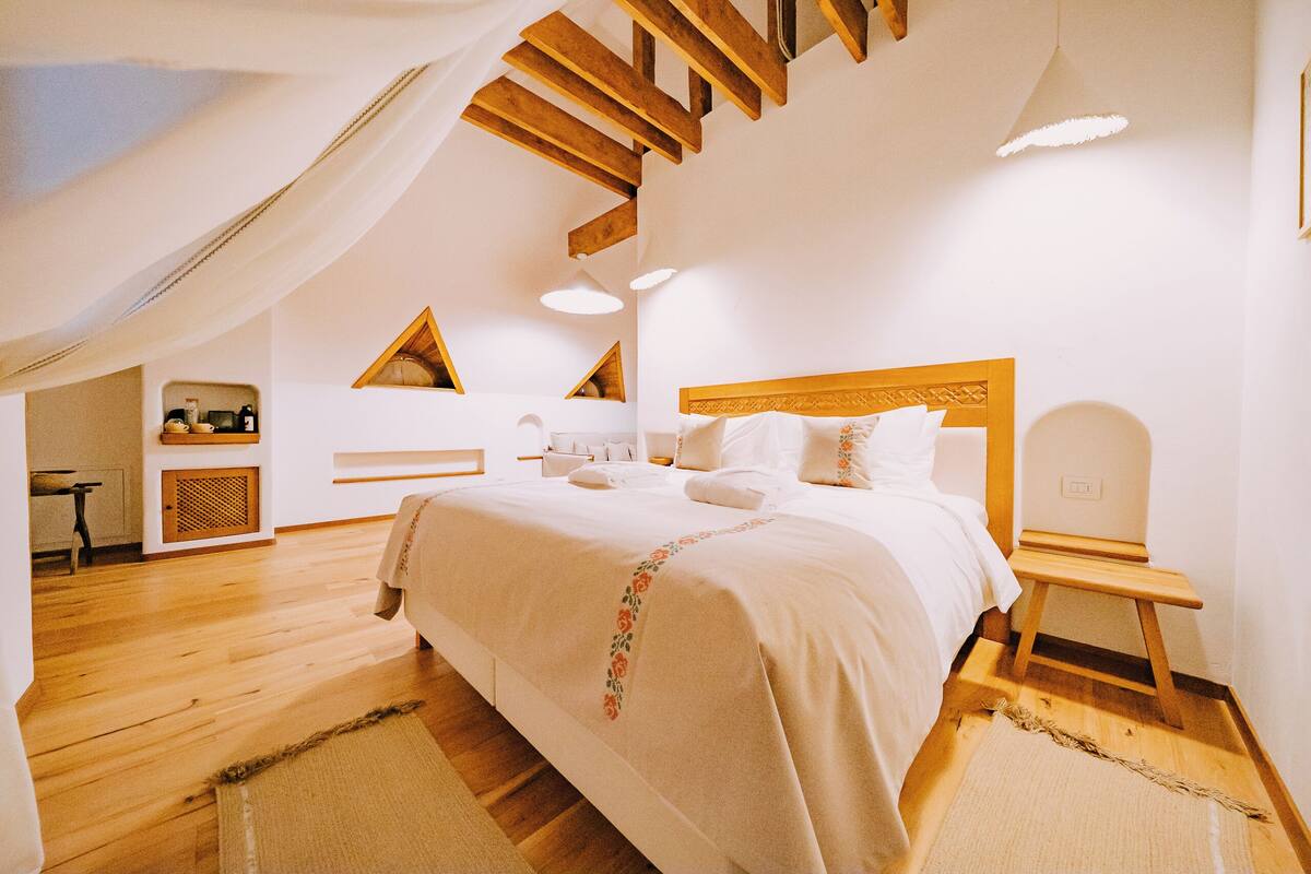 Literie hypoallergénique, lit avec matelas en mousse à mémoire, minibar
