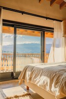 Ropa de cama hipoalergénica, colchones con efecto memoria y minibar 