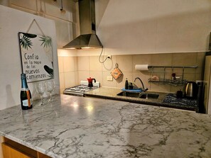 Apartamento conforto, 1 cama de casal | Cozinha privada | Geladeira grande, micro-ondas, fogão, chaleira elétrica