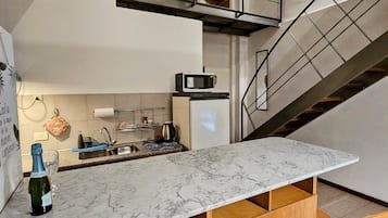 Comfort Apartment, 1 Double Bed | Private kitchen | Full-size fridge, microwave, oven, electric kettle