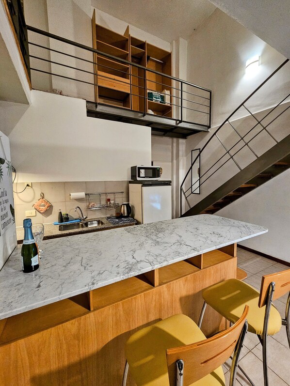 Apartamento conforto, 1 cama de casal | Cozinha privada | Geladeira grande, micro-ondas, fogão, chaleira elétrica