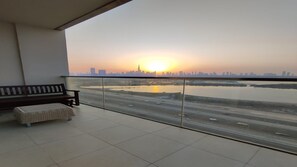Interior - Breathtaking views, luxurious living, and endless opportunities in iconic Dubai. (Dubai)