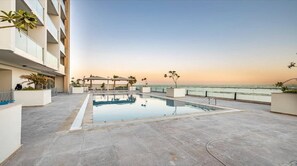 Pool - Breathtaking views, luxurious living, and endless opportunities in iconic Dubai. (Dubai)