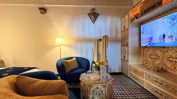 Deluxe Suite, 1 Bedroom, Non Smoking, Courtyard View | 4 bedrooms, individually decorated, individually furnished