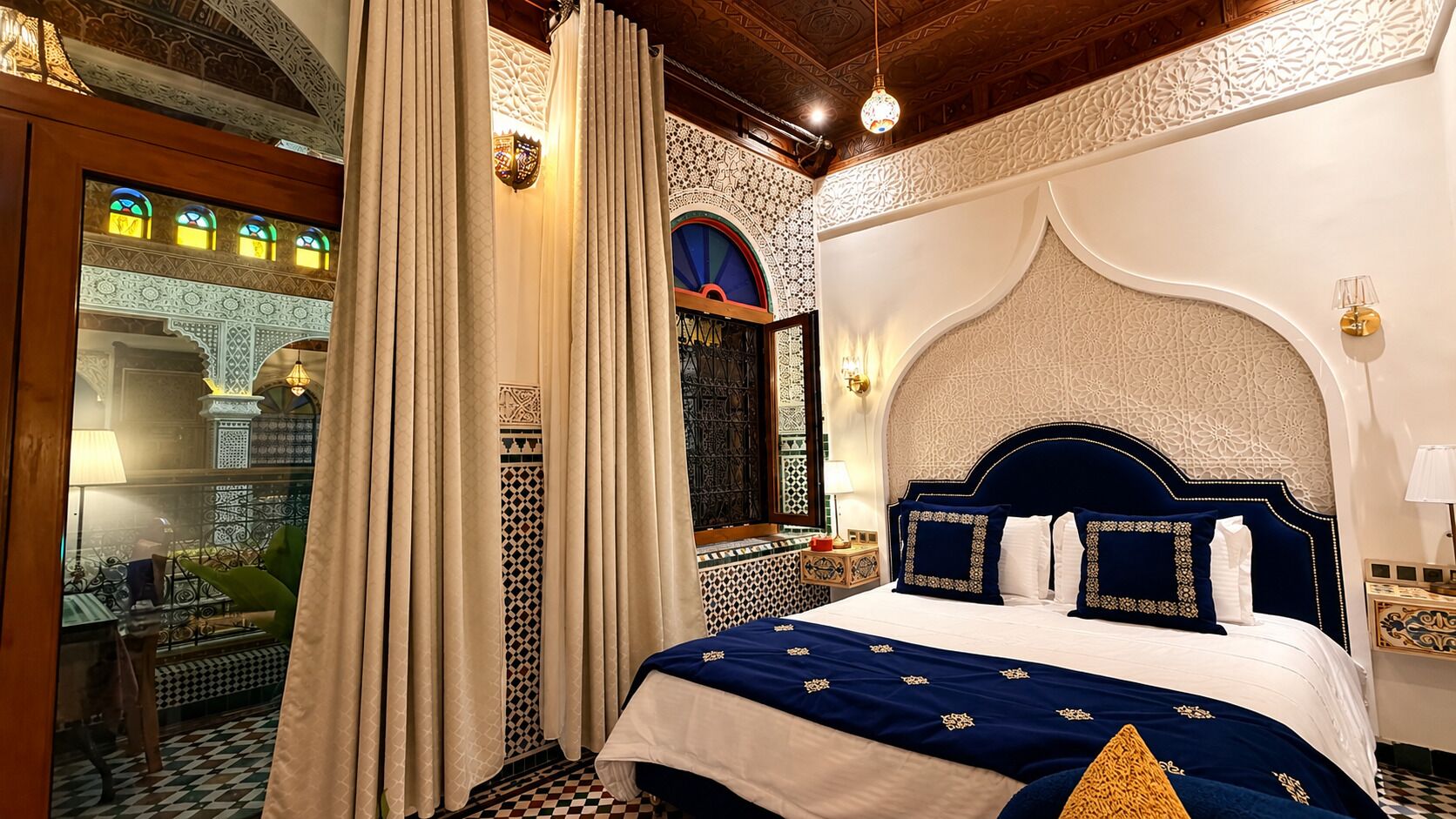 Deluxe Suite, 1 Bedroom, Non Smoking, Courtyard View | 4 bedrooms, laptop workspace, soundproofing, WiFi (free)