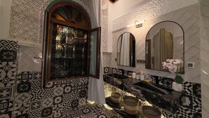 Phòng Suite Deluxe, 1 phòng ngủ, không hút thuốc, quang cảnh sân vườn | Phòng tắm
