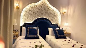 Suíte luxo, 1 quarto, para não fumantes, vista para o pátio | 4 quartos, individualmente decorados, individualmente mobiliados