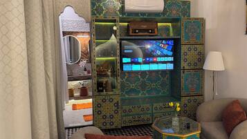 Suite Deluxe, 1 habitación, no fumadores, vistas al patio | 4 dormitorios, decoración individual, mobiliario individual