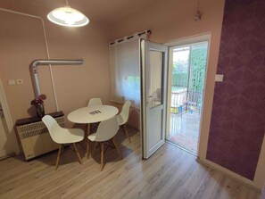 Dining - Holiday home with pool, air conditioning and Internet (Siófok)