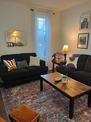 Een smart-tv en boeken