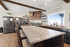 Fridge, microwave, oven, stovetop - The Coeurdalene at Bear Lake (Garden City)