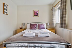 2 bedrooms, iron/ironing board, travel cot, free WiFi - 46 Fewster Way · Cosy Townhouse in York with Parking | Fossdyke - Pass the Keys (York)