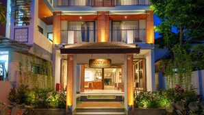 A modern hotel entrance with a sign reading "COZY AN". - Cozy An Boutique Hotel Hoian (Da Nang)