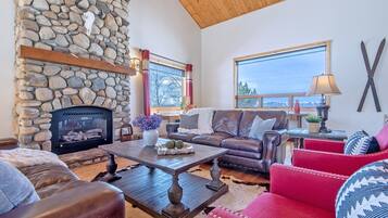 Smart TV, lareira, DVD player, mesa de pingue-pongue