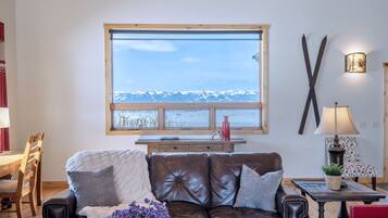 Smart TV, lareira, DVD player, mesa de pingue-pongue