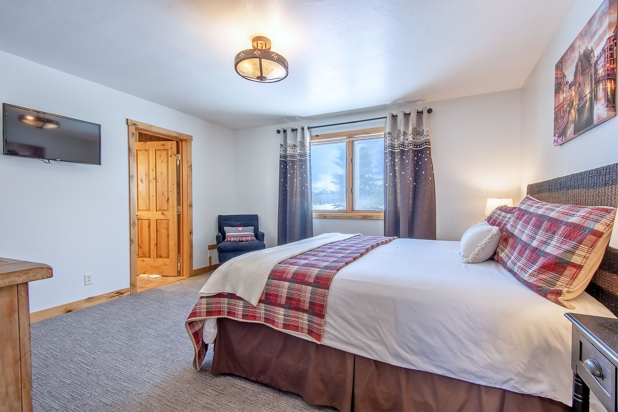 5 soverom, safe på rommet, skrivebord og reiseseng for barn