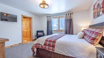 5 soverom, safe på rommet, skrivebord og reiseseng for barn