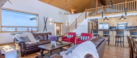 Smart TV, caminetto, lettore DVD, tavolo da ping pong