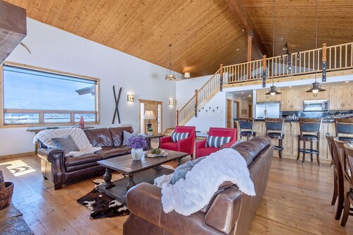 Equipped family-sized ski chalet in Driggs, ID a short drive to Grand Targhee.