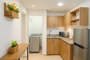 Kühlschrank, Mikrowelle, Ofen, Mixer