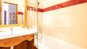 Bathtub, hair dryer - Apt 6 ppl with spacious terrace (Chamrousse)